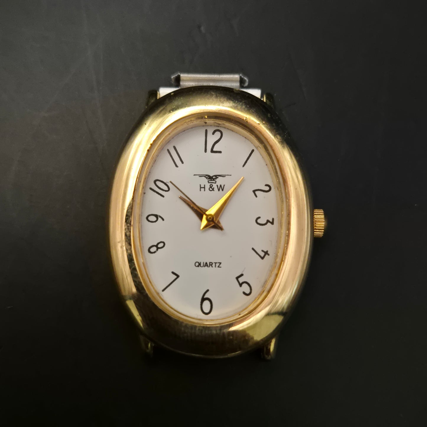 Ovaler H&W Quarz-Uhrkopf – Goldfarbenes Gehäuse – Ohne Armband