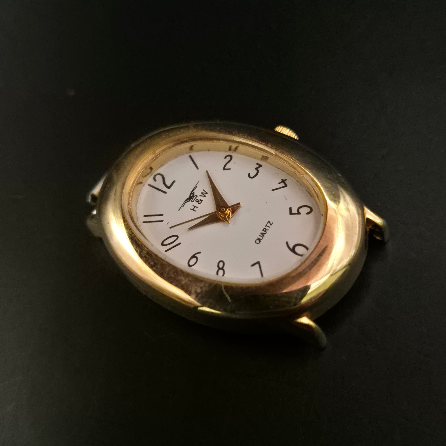 Ovaler H&W Quarz-Uhrkopf – Goldfarbenes Gehäuse – Ohne Armband