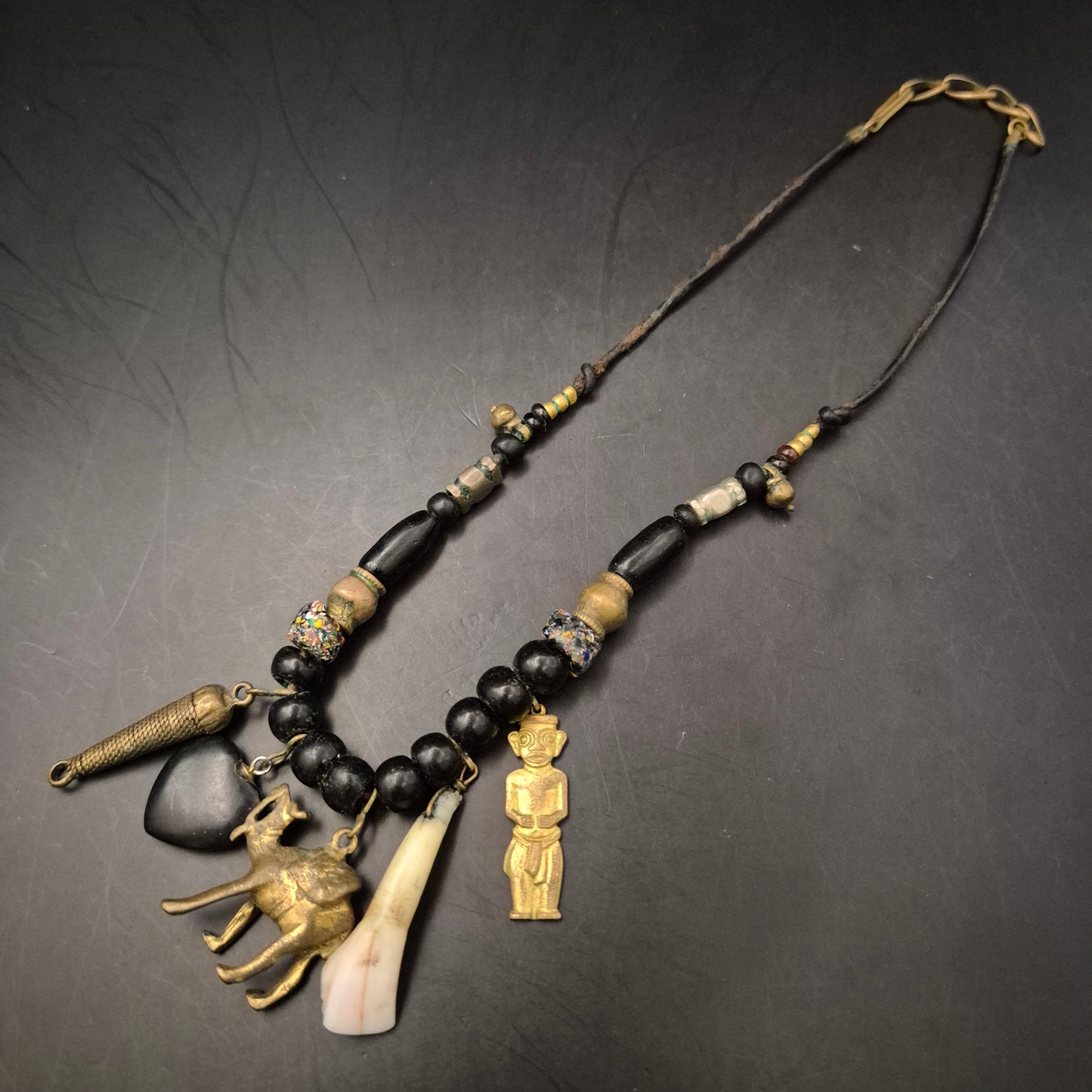 Ethno-Stil Halskette – Mehrere Anhänger (Kamel, Figur) – Schwarz & Bronze-Optik