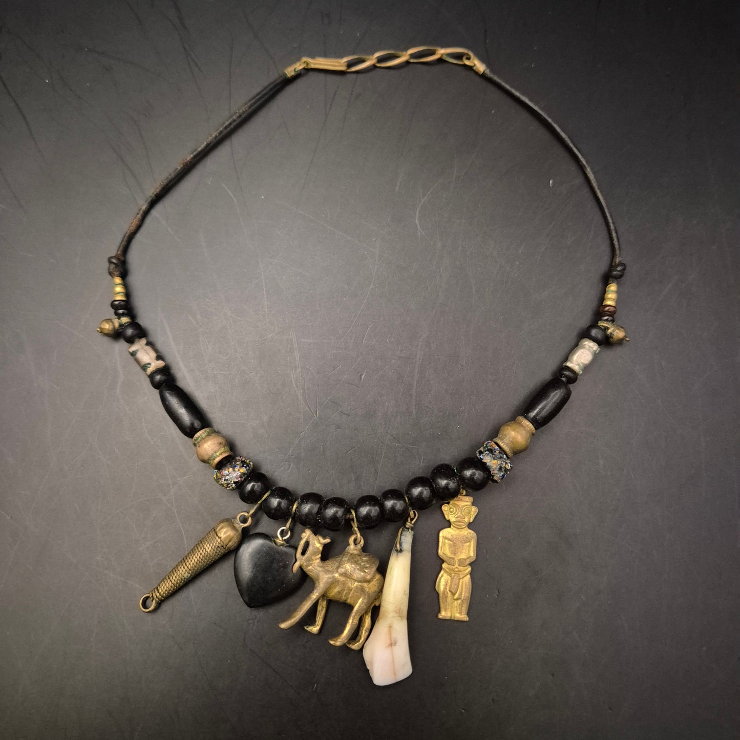 Ethno-Stil Halskette – Mehrere Anhänger (Kamel, Figur) – Schwarz & Bronze-Optik