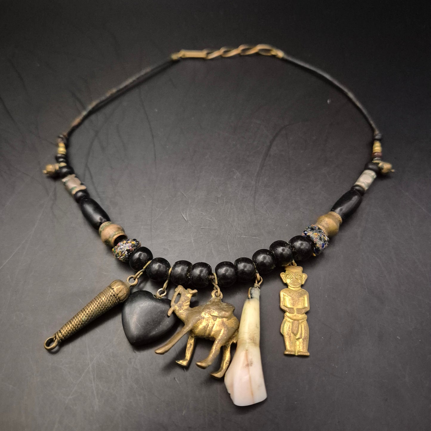 Ethno-Stil Halskette – Mehrere Anhänger (Kamel, Figur) – Schwarz & Bronze-Optik