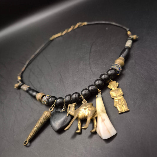 Ethno-Stil Halskette – Mehrere Anhänger (Kamel, Figur) – Schwarz & Bronze-Optik