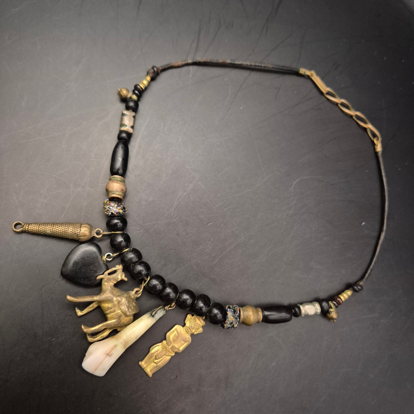 Ethno-Stil Halskette – Mehrere Anhänger (Kamel, Figur) – Schwarz & Bronze-Optik
