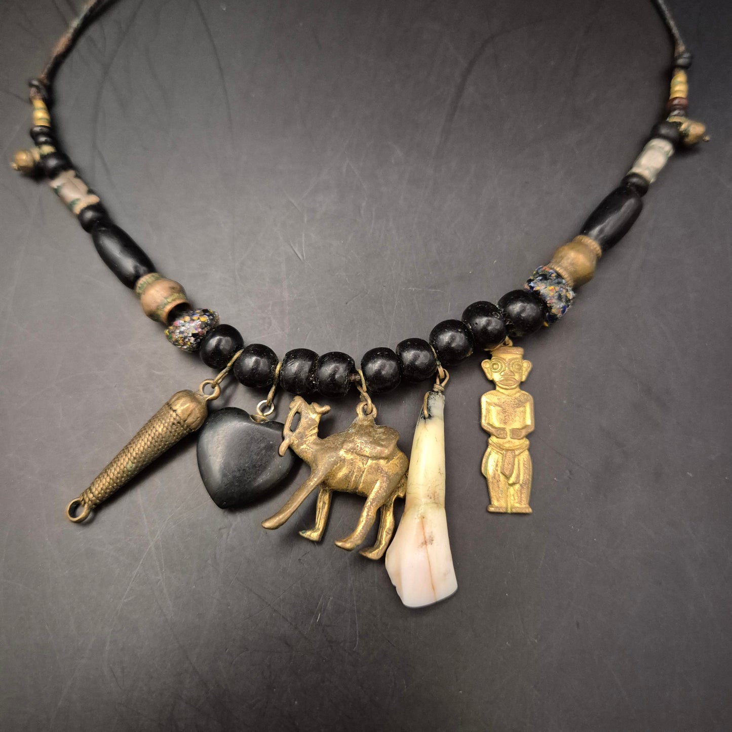 Ethno-Stil Halskette – Mehrere Anhänger (Kamel, Figur) – Schwarz & Bronze-Optik