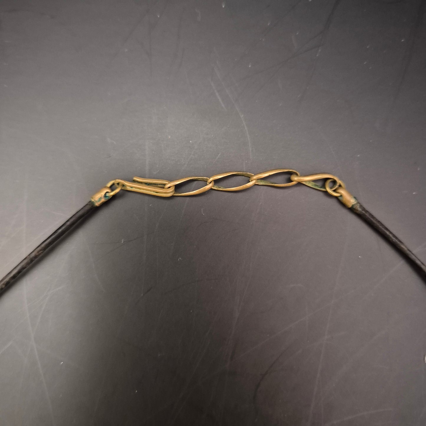 Ethno-Stil Halskette – Mehrere Anhänger (Kamel, Figur) – Schwarz & Bronze-Optik