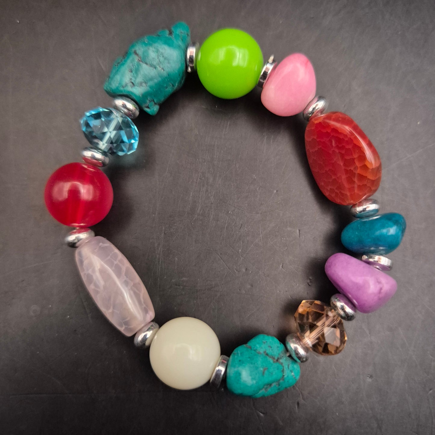 Buntes Damen Armband – Elastisches Design mit Naturstein-Optik