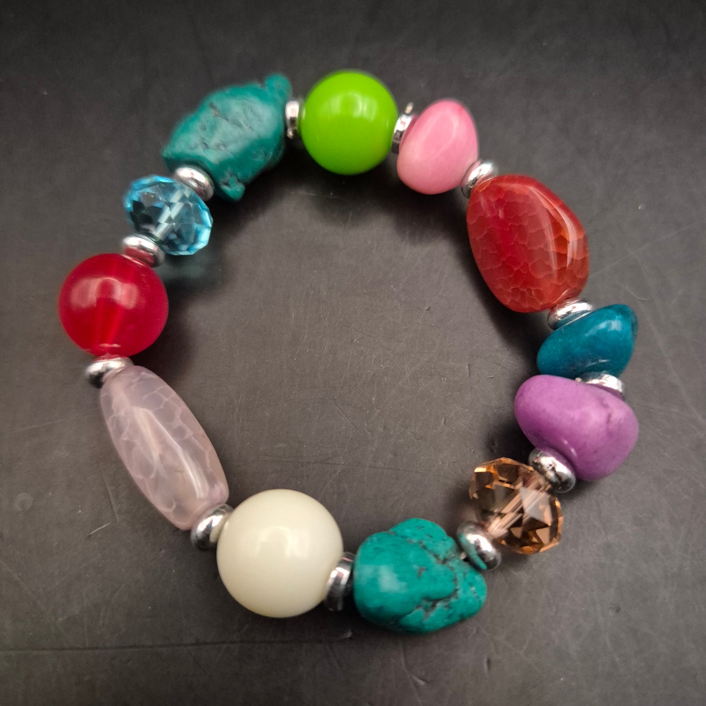 Buntes Damen Armband – Elastisches Design mit Naturstein-Optik