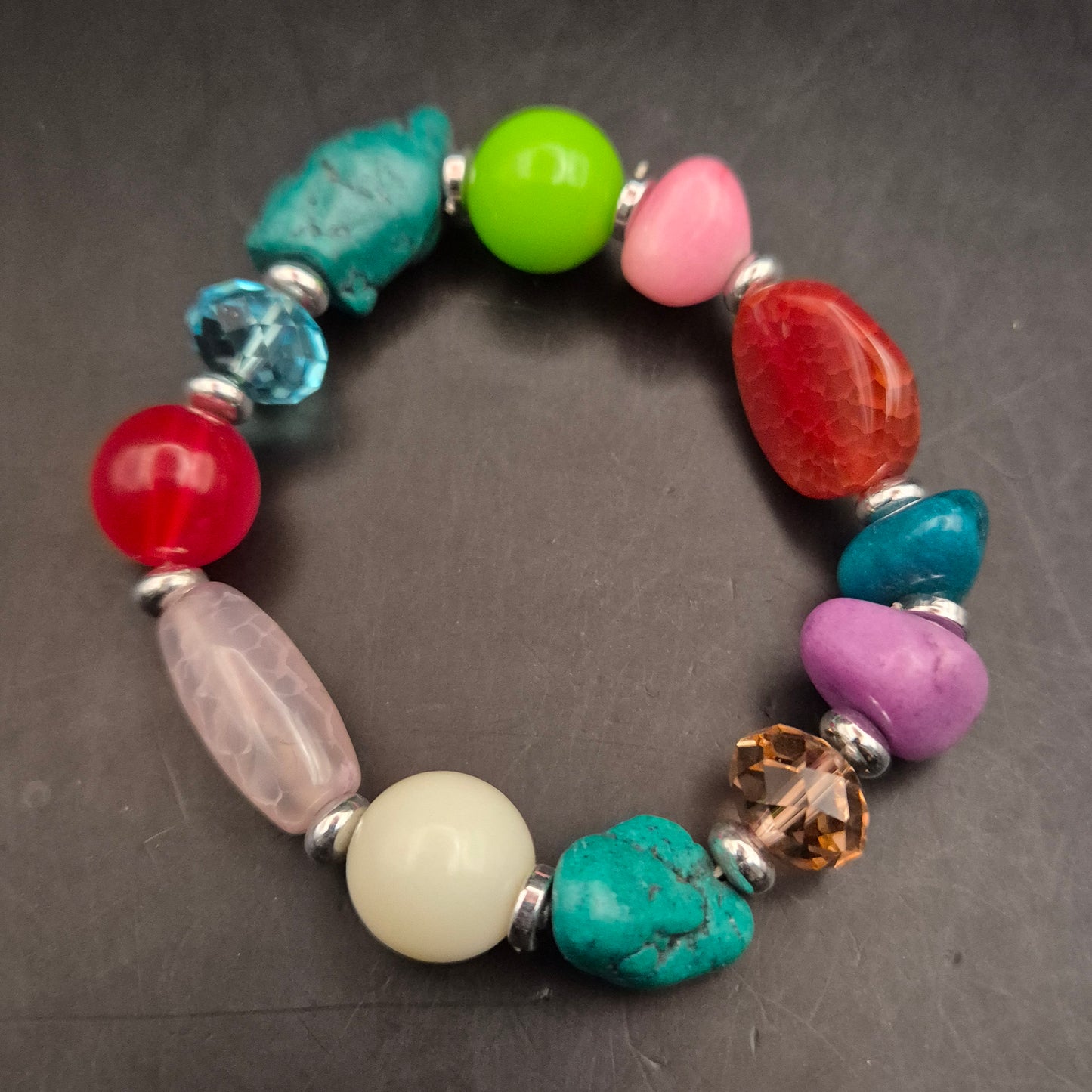 Buntes Damen Armband – Elastisches Design mit Naturstein-Optik