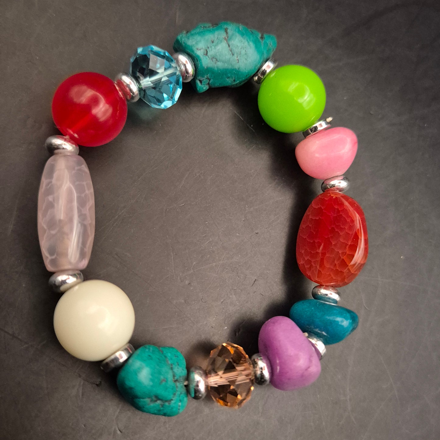 Buntes Damen Armband – Elastisches Design mit Naturstein-Optik