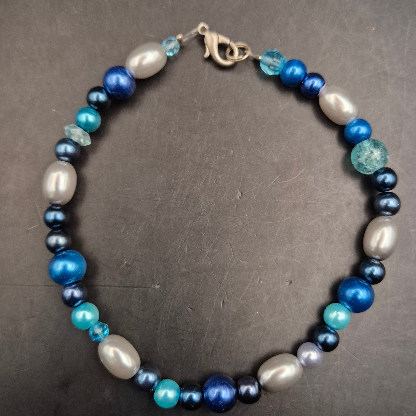 Elegantes Damen Armband – Perlenmix in Blau- und Silbertönen