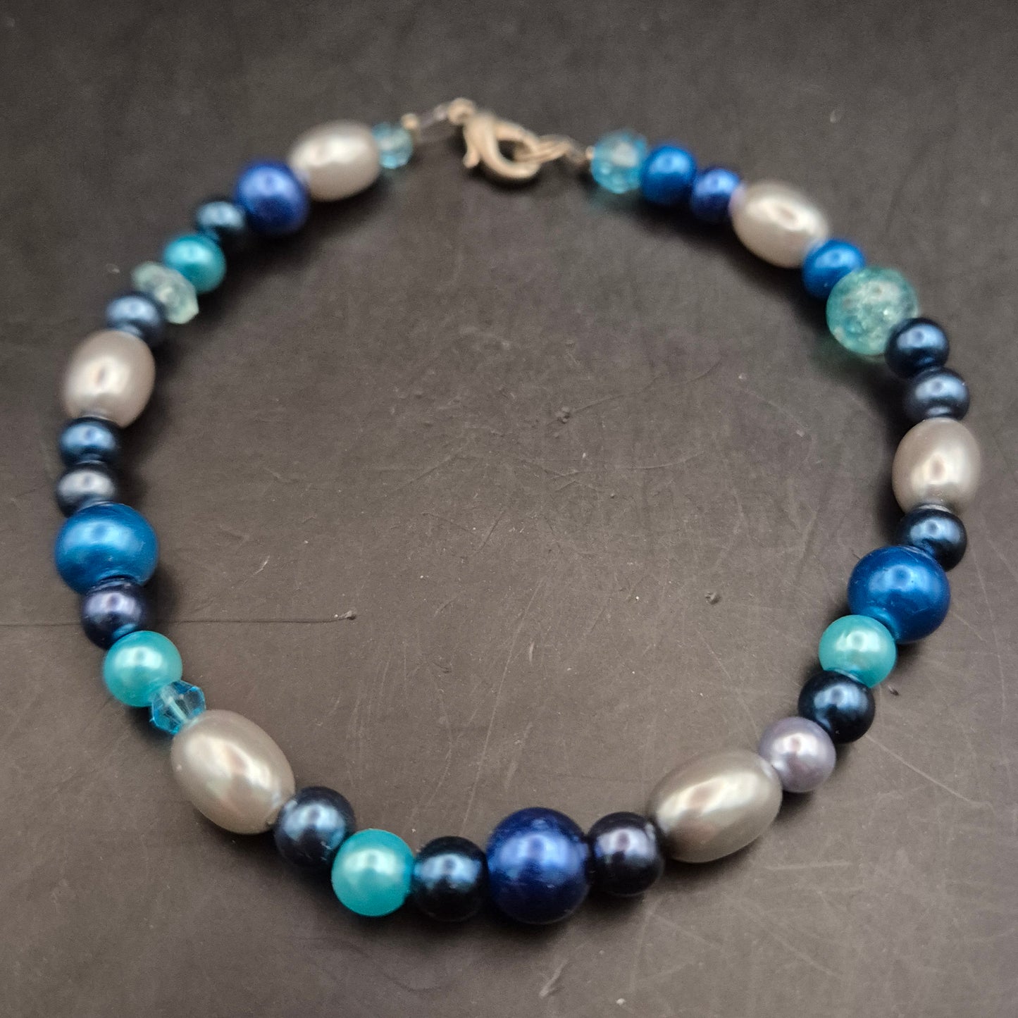 Elegantes Damen Armband – Perlenmix in Blau- und Silbertönen