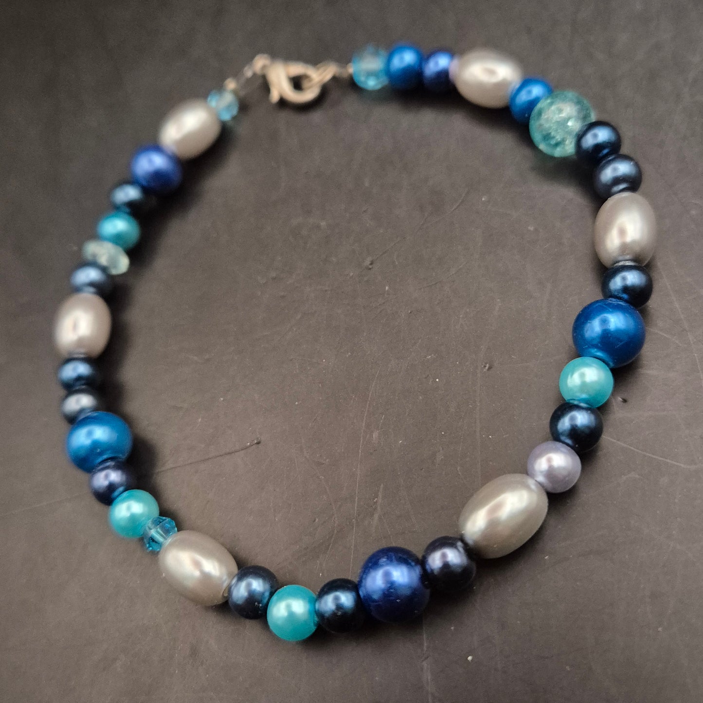 Elegantes Damen Armband – Perlenmix in Blau- und Silbertönen