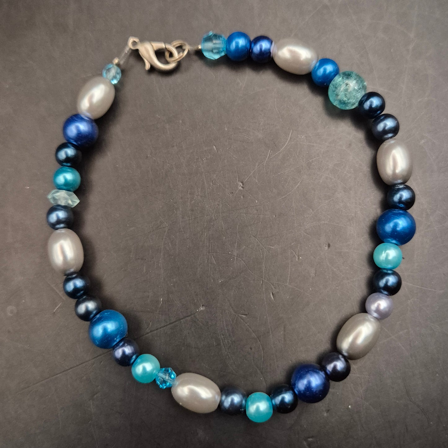 Elegantes Damen Armband – Perlenmix in Blau- und Silbertönen