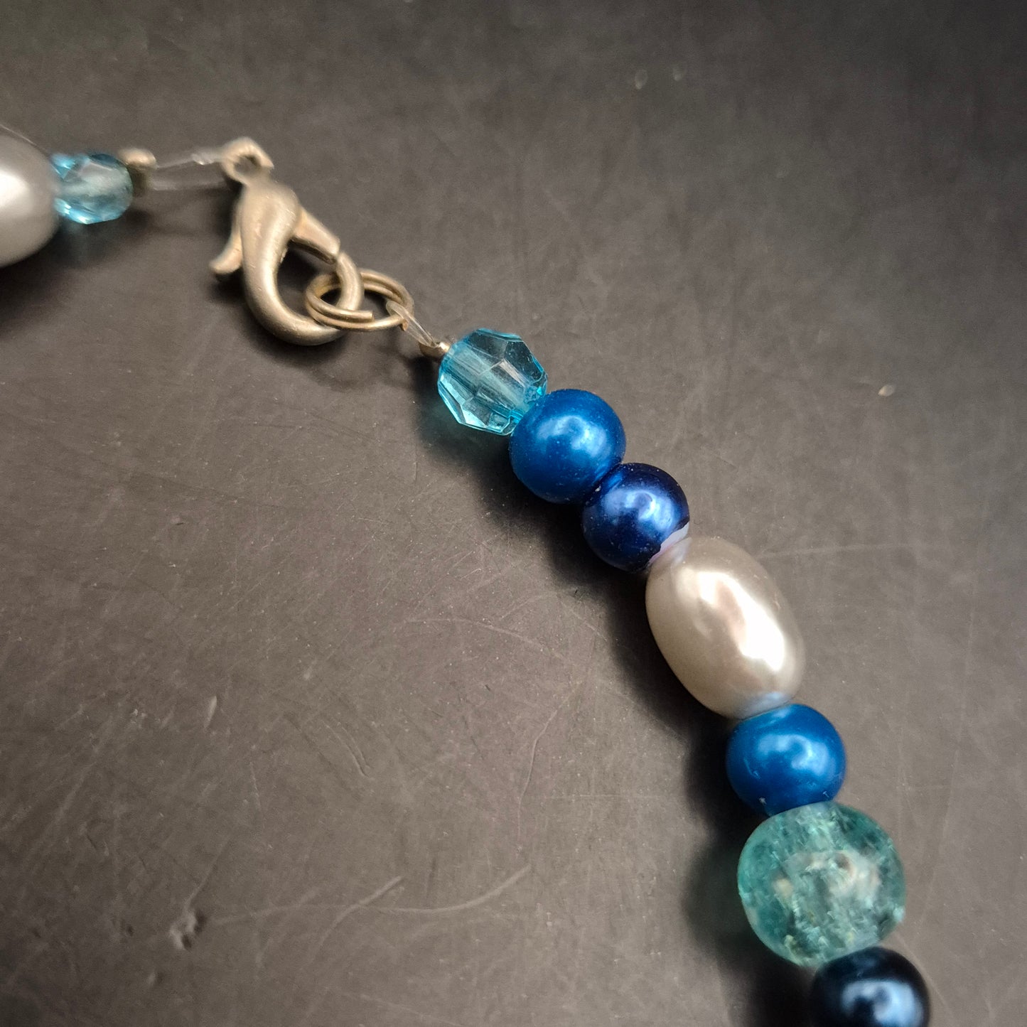 Elegantes Damen Armband – Perlenmix in Blau- und Silbertönen