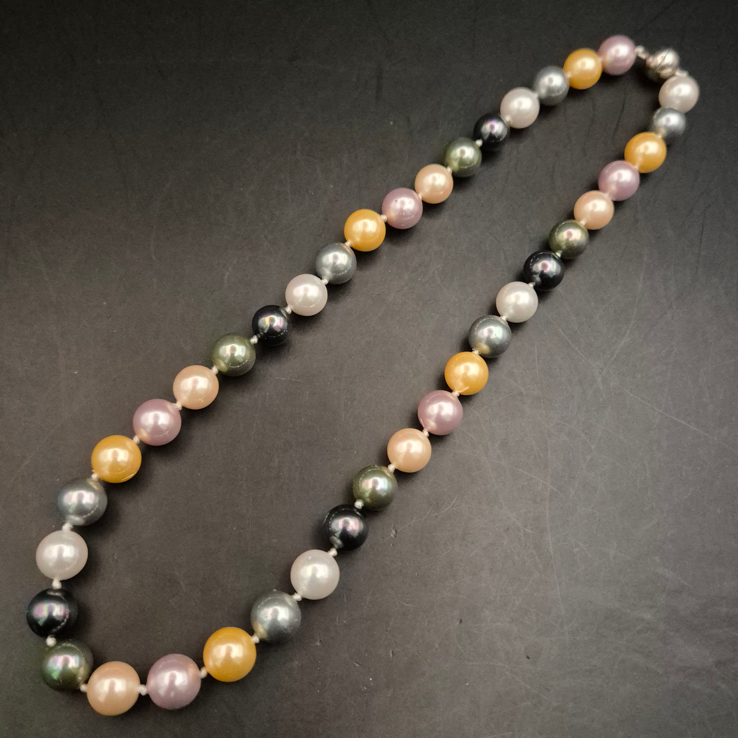Elegante Damen Perlenkette – Mehrfarbig mit klassischem Verschluss