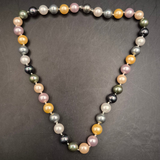 Elegante Damen Perlenkette – Mehrfarbig mit klassischem Verschluss