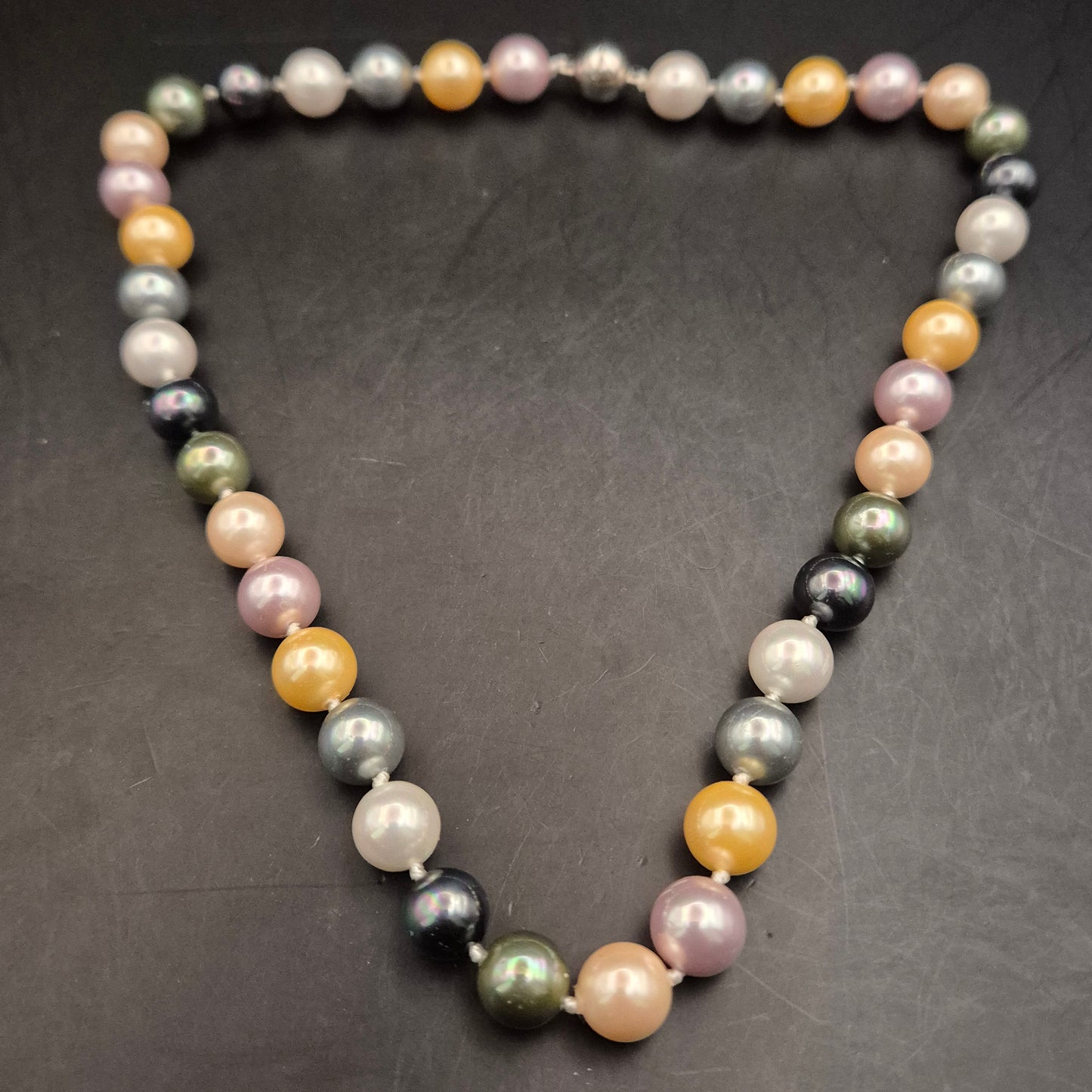 Elegante Damen Perlenkette – Mehrfarbig mit klassischem Verschluss