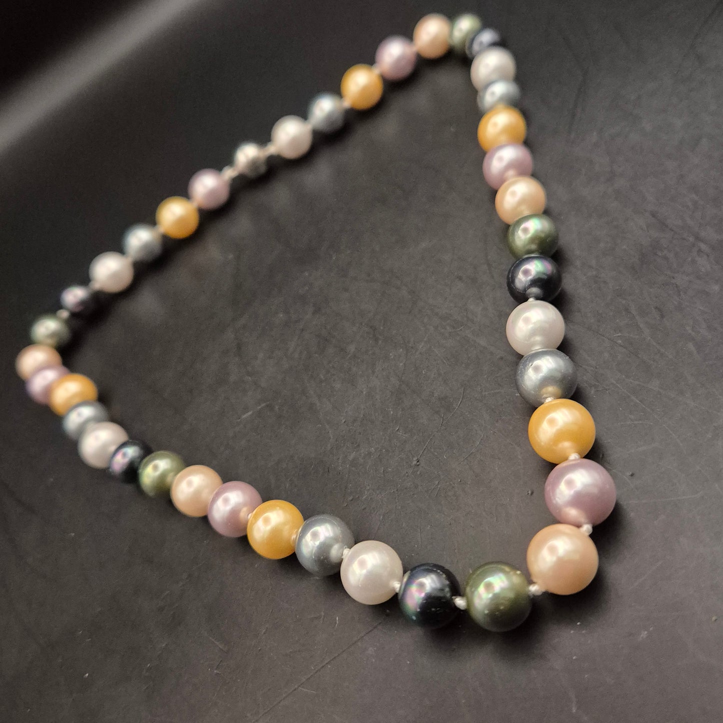 Elegante Damen Perlenkette – Mehrfarbig mit klassischem Verschluss