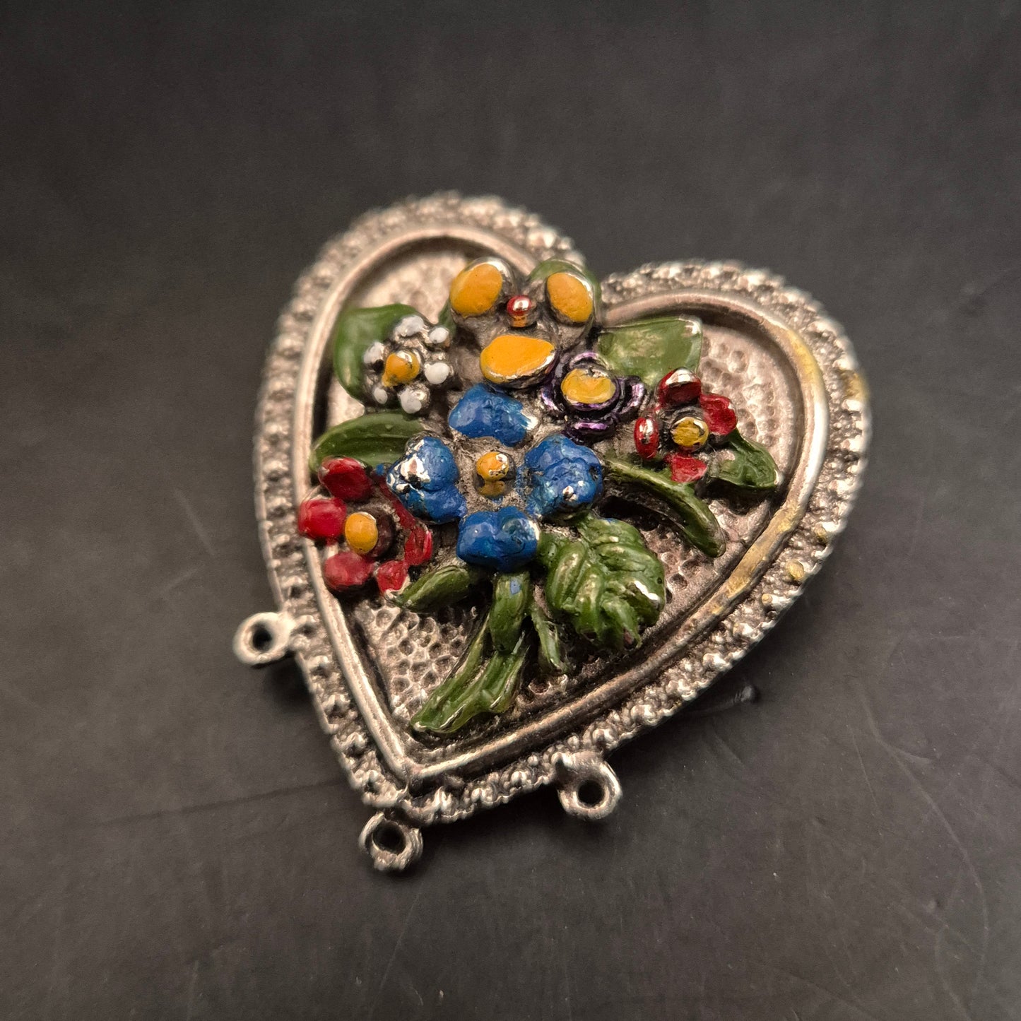 Herzförmige Damen Brosche – Handbemalt mit Blumenmotiv