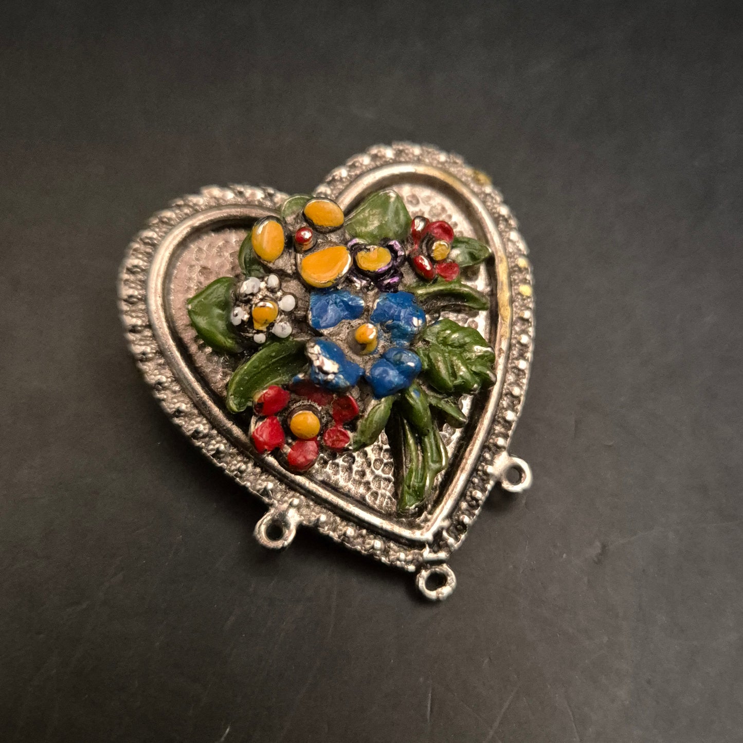 Herzförmige Damen Brosche – Handbemalt mit Blumenmotiv