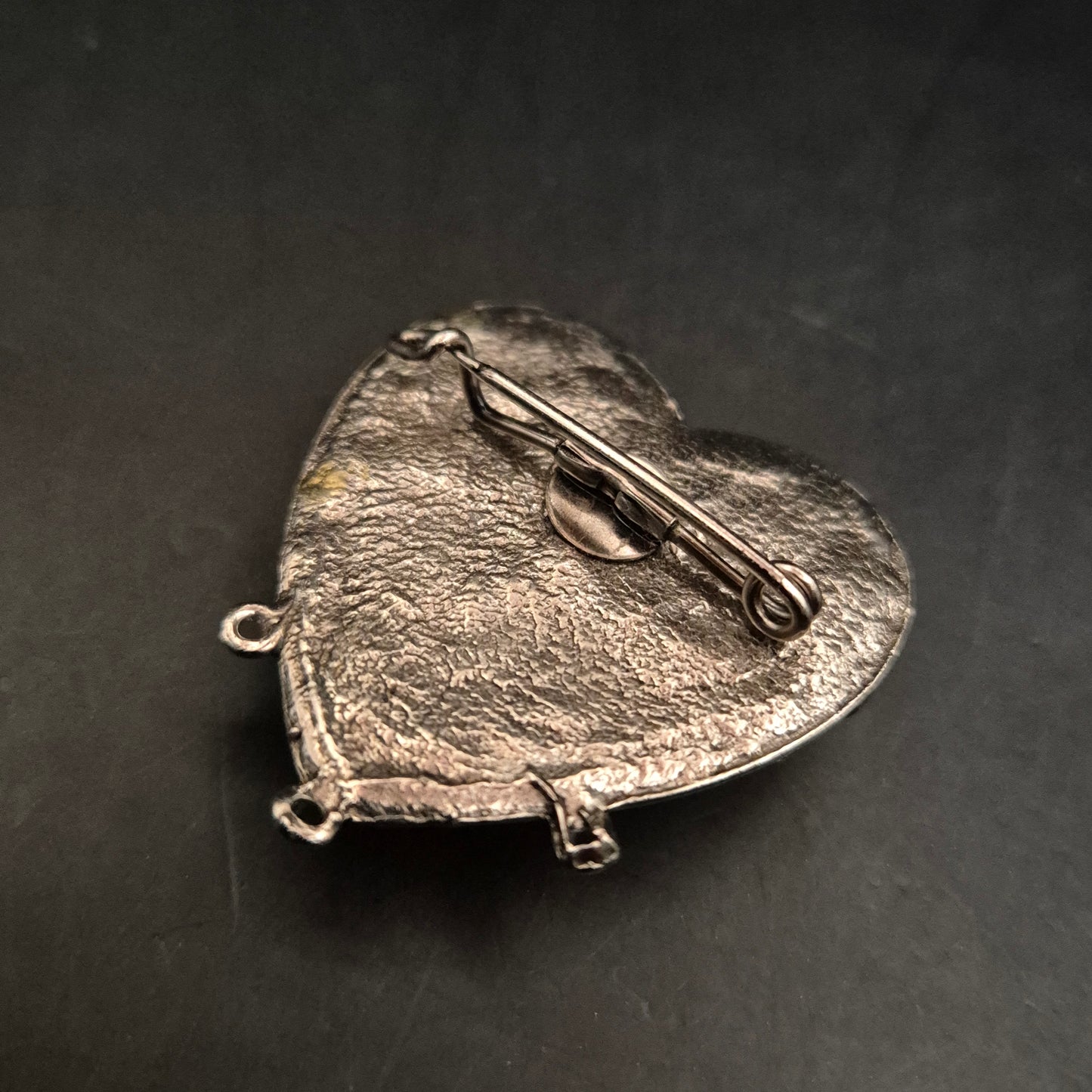 Herzförmige Damen Brosche – Handbemalt mit Blumenmotiv