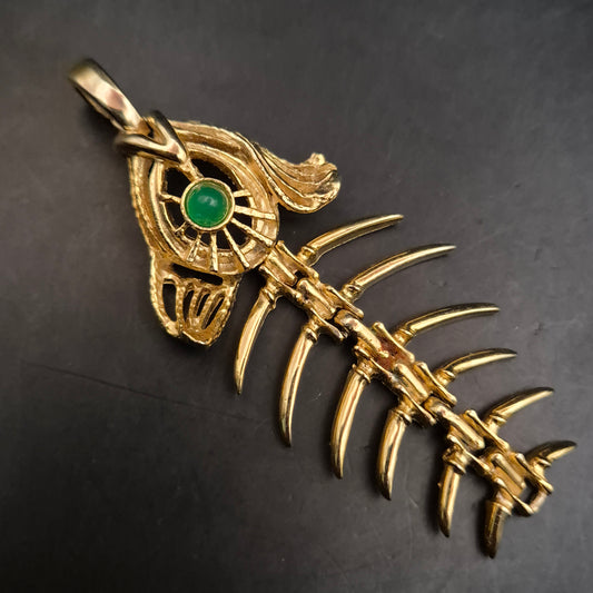 Ausgefallener Fischskelett Anhänger – Vergoldet mit grünem Stein