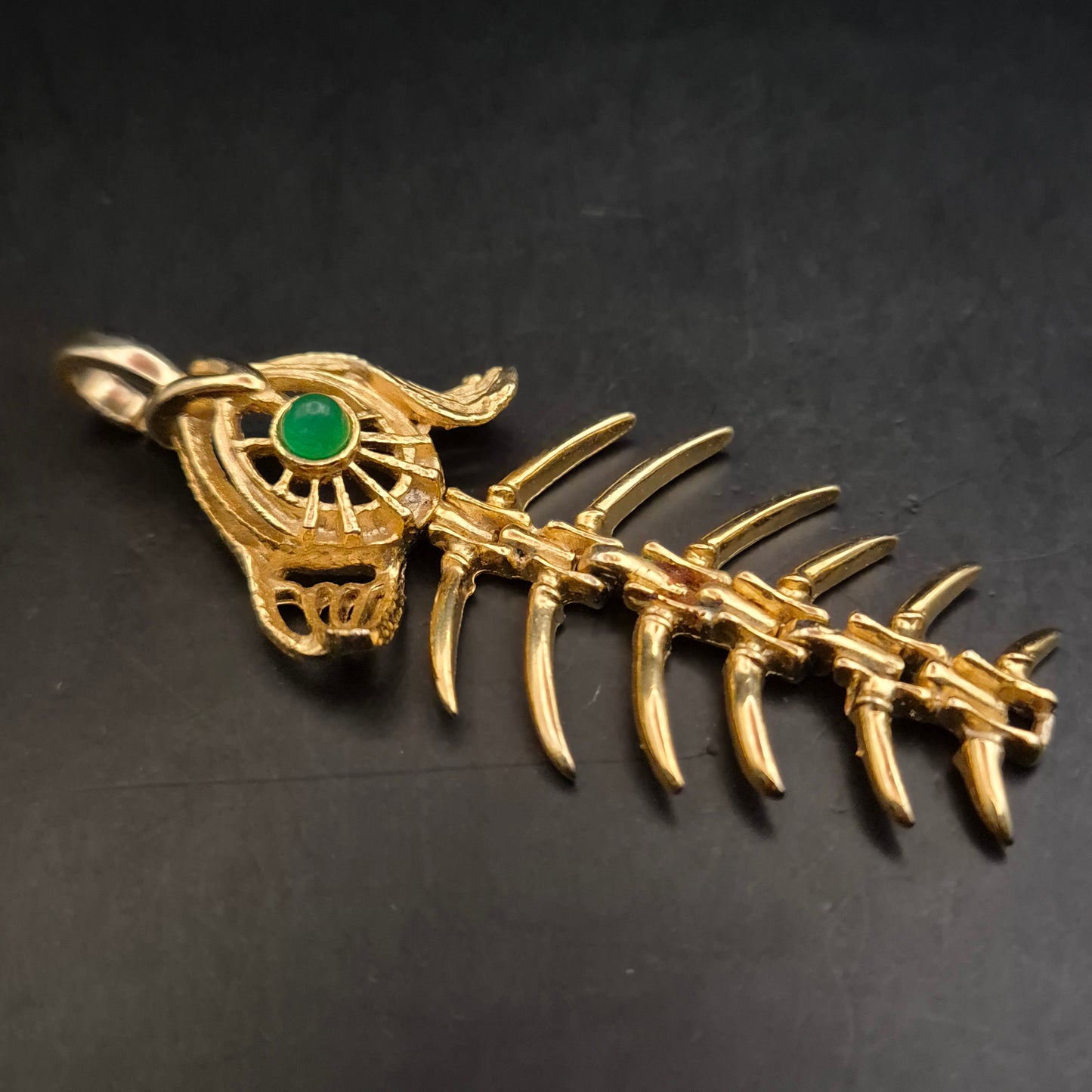 Ausgefallener Fischskelett Anhänger – Vergoldet mit grünem Stein