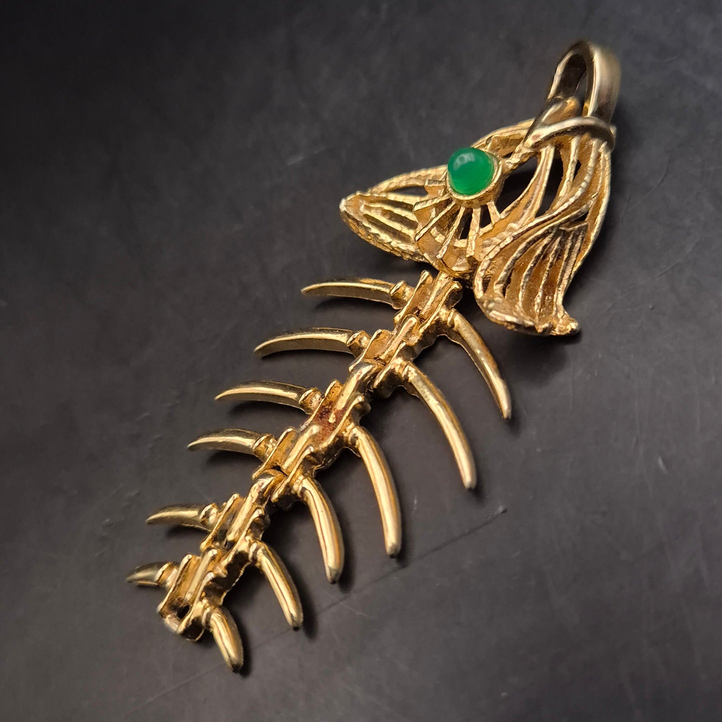 Ausgefallener Fischskelett Anhänger – Vergoldet mit grünem Stein
