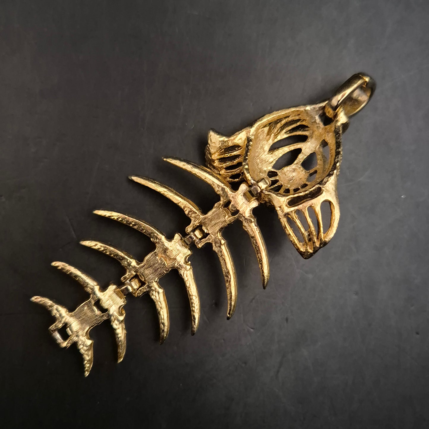 Ausgefallener Fischskelett Anhänger – Vergoldet mit grünem Stein