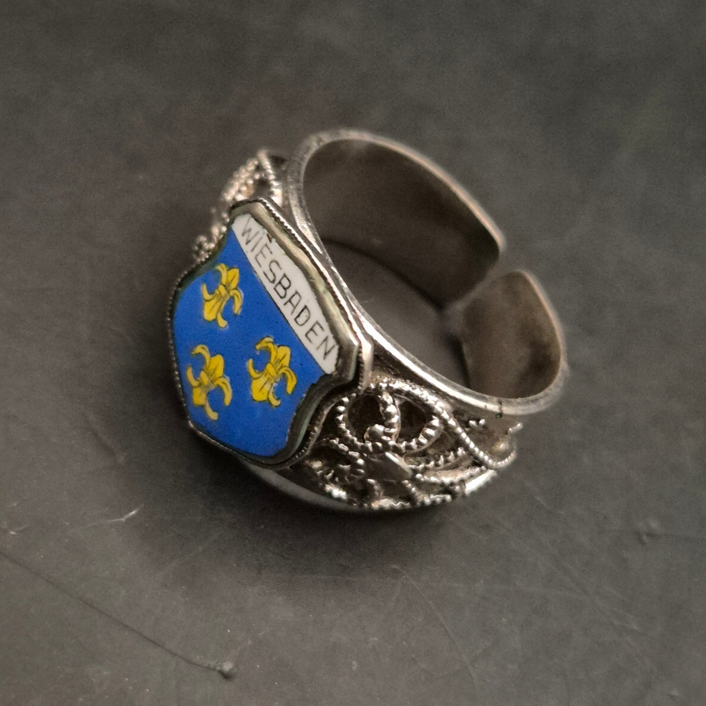 Vintage Wiesbaden Ring – Verstellbar mit Wappenemblem
