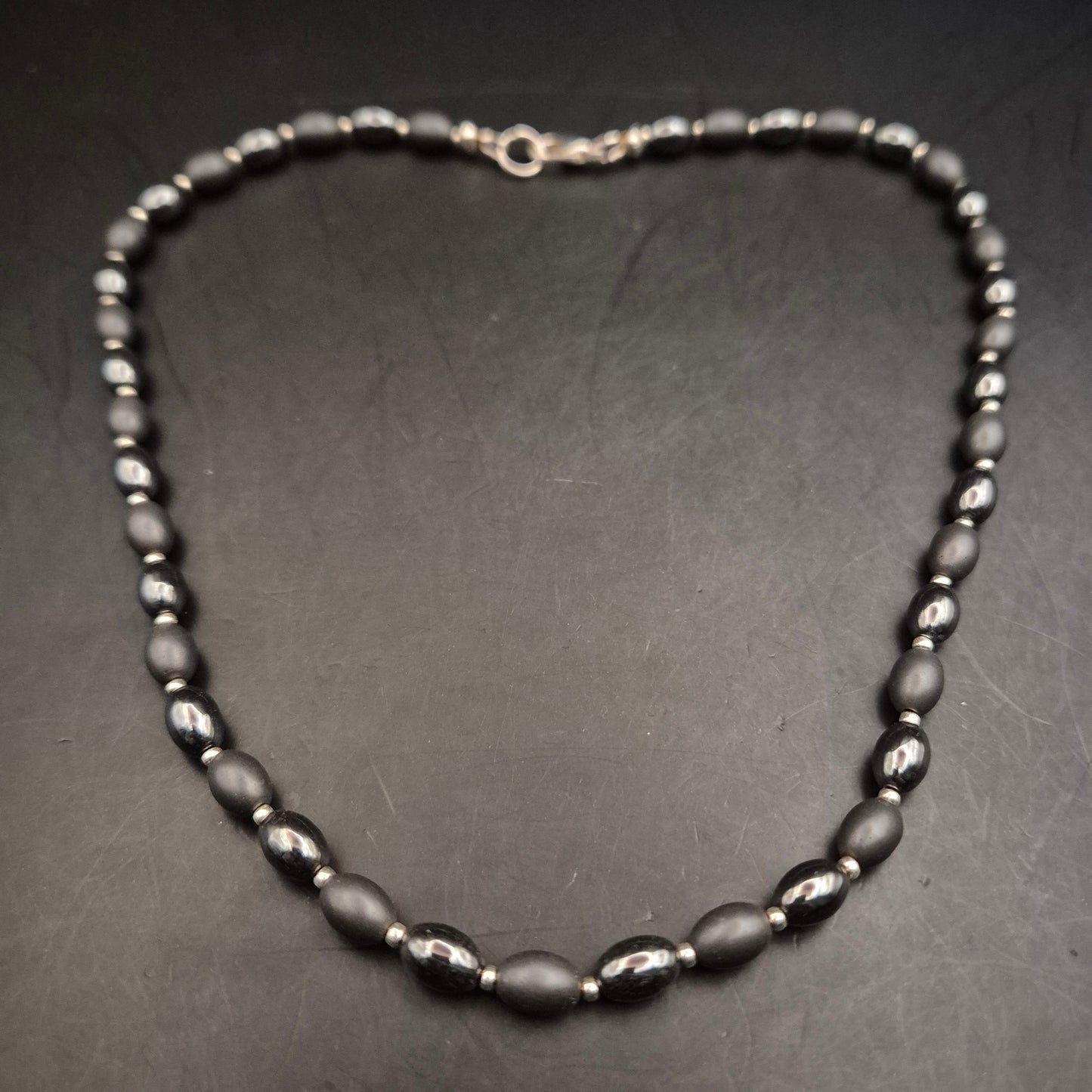 Hämatit Halskette mit ovalen Perlen – Schlichte Eleganz in Dunkelgrau