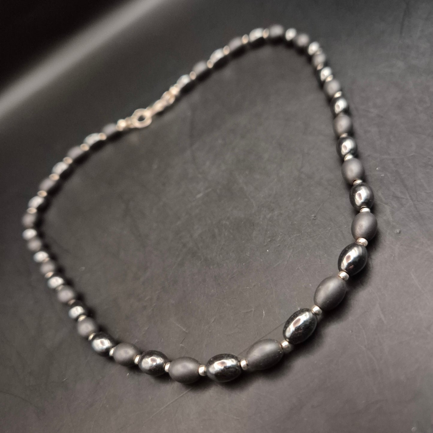 Hämatit Halskette mit ovalen Perlen – Schlichte Eleganz in Dunkelgrau