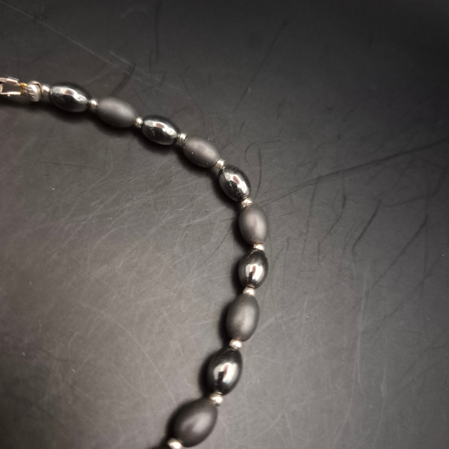 Hämatit Halskette mit ovalen Perlen – Schlichte Eleganz in Dunkelgrau