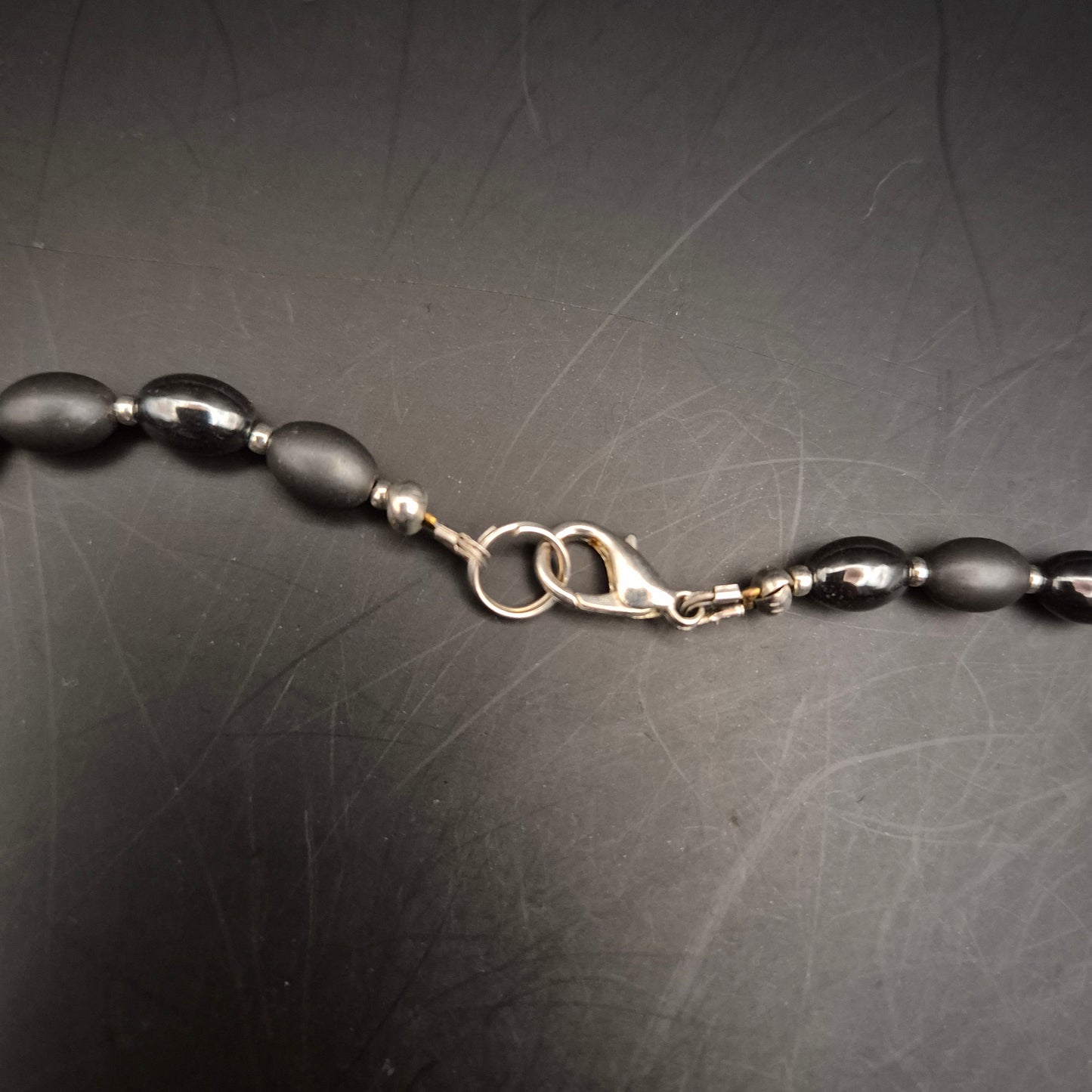 Hämatit Halskette mit ovalen Perlen – Schlichte Eleganz in Dunkelgrau