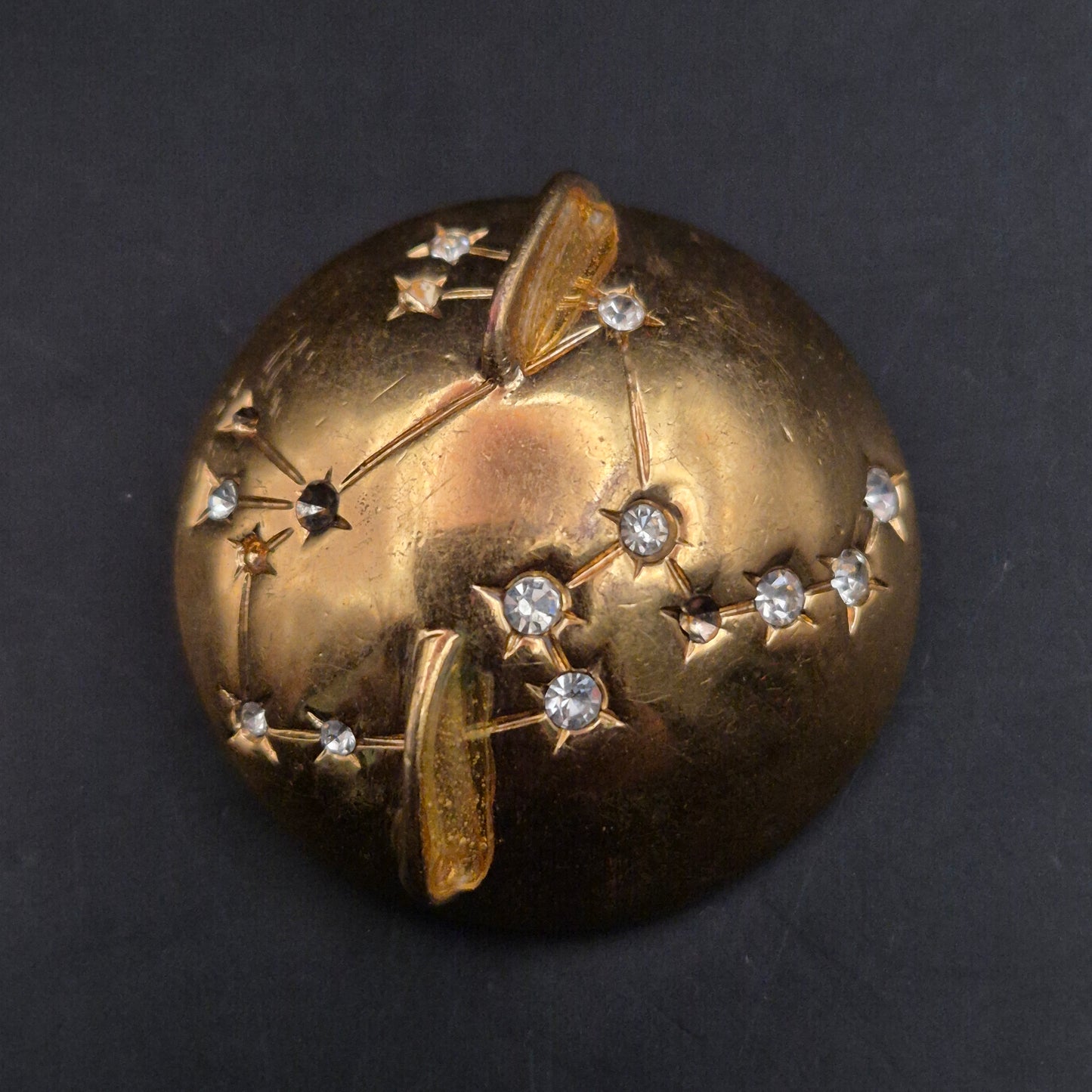 Vintage Brosche in Goldoptik – Weltkugel mit Sternbild und Strass