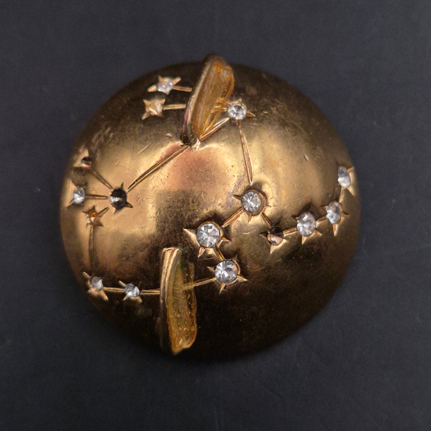 Vintage Brosche in Goldoptik – Weltkugel mit Sternbild und Strass