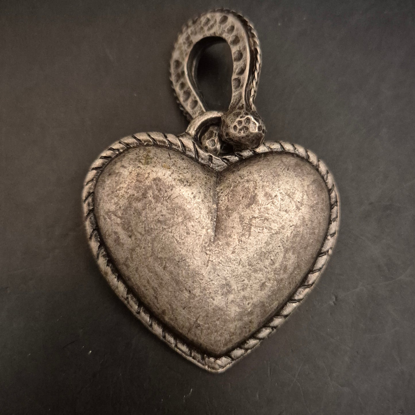 Herzförmiger Vintage Anhänger – Antiksilber Look mit Hammerschlag-Optik