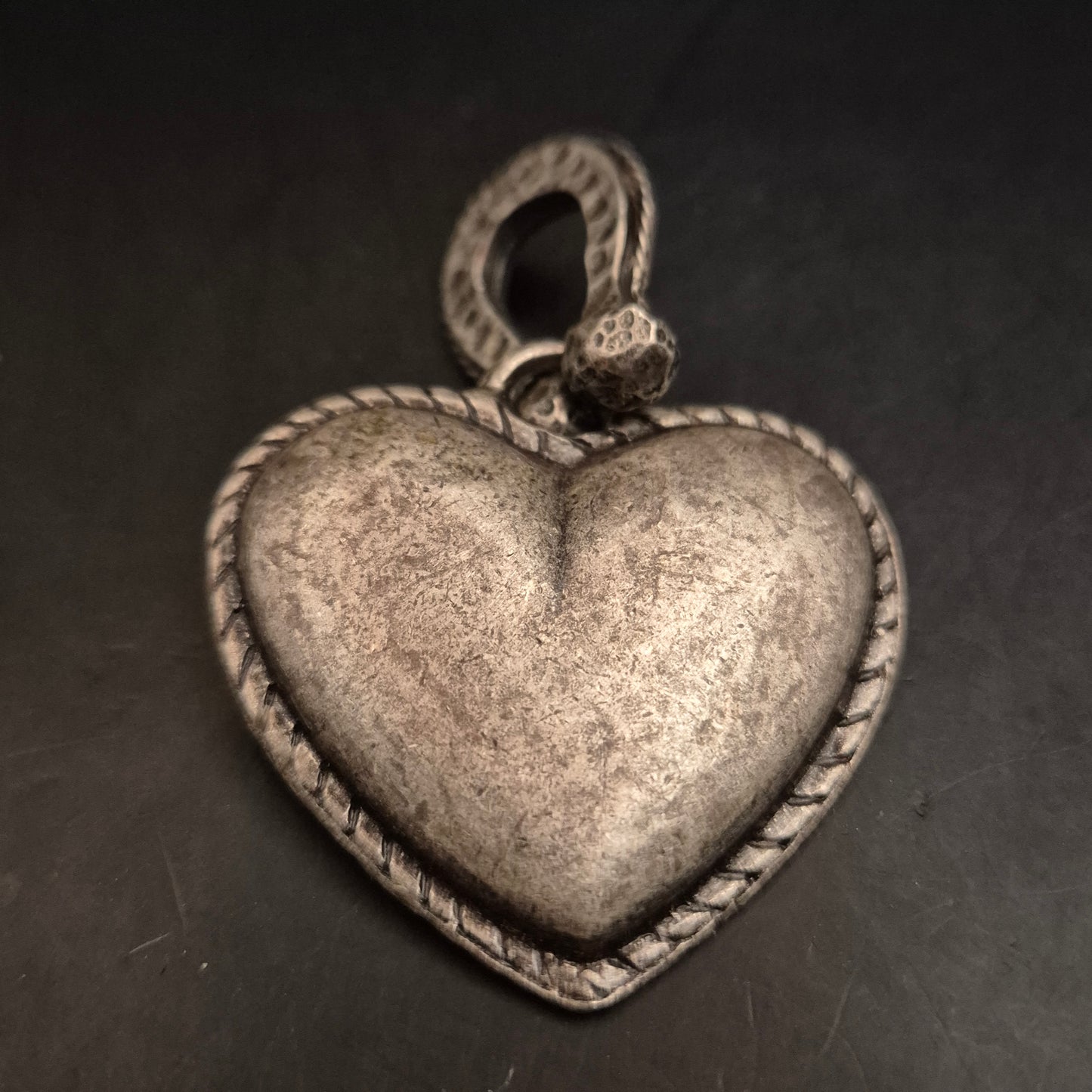 Herzförmiger Vintage Anhänger – Antiksilber Look mit Hammerschlag-Optik