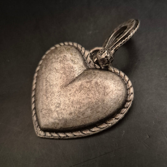 Herzförmiger Vintage Anhänger – Antiksilber Look mit Hammerschlag-Optik