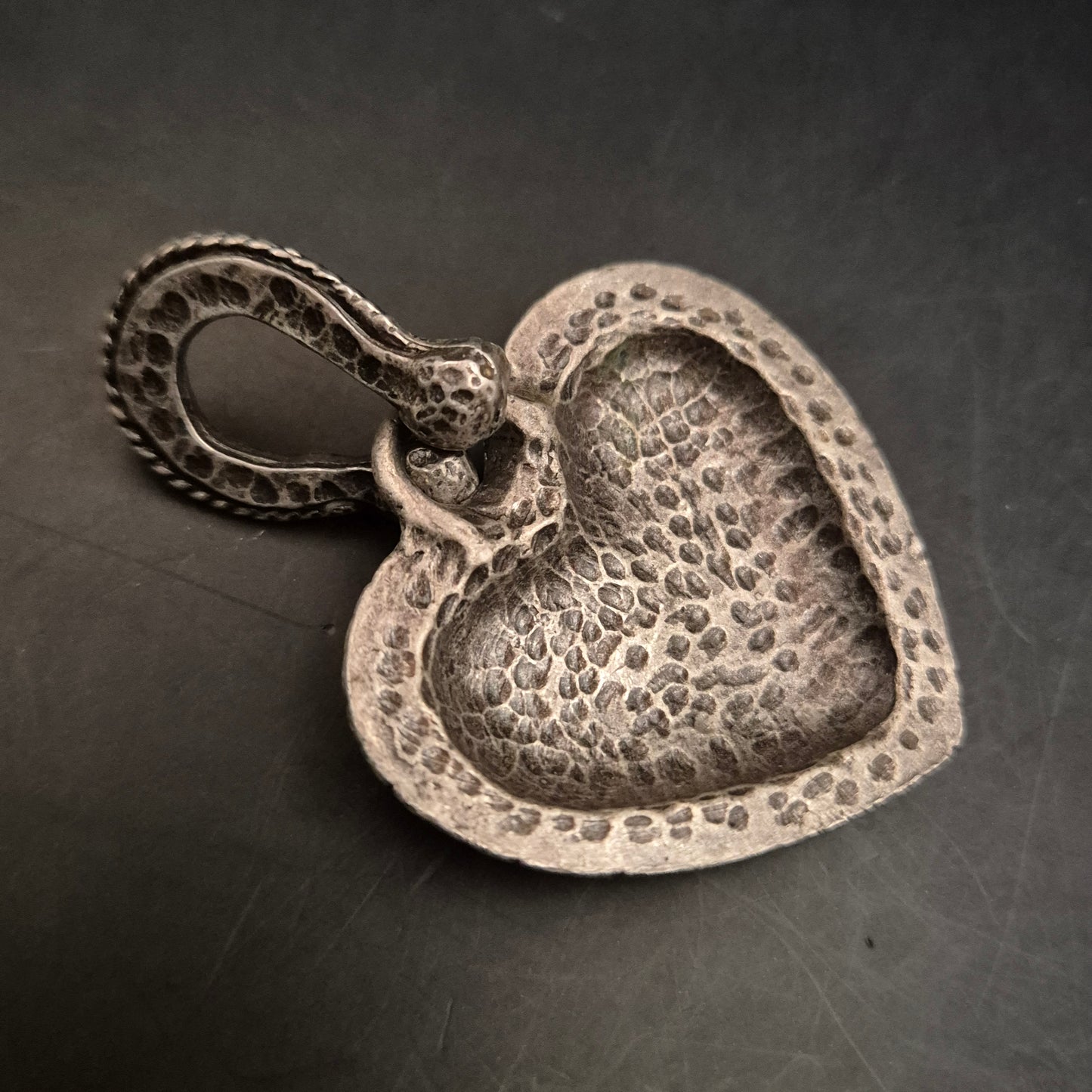 Herzförmiger Vintage Anhänger – Antiksilber Look mit Hammerschlag-Optik