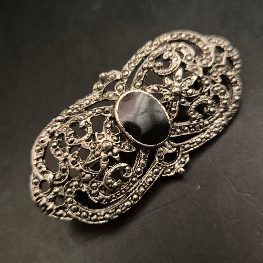 Verschnörkelte Vintage Brosche – Silberoptik mit schwarzem Stein