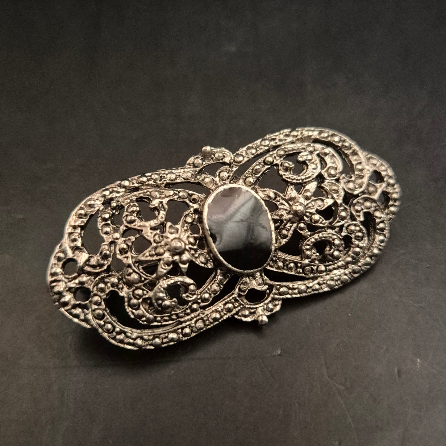 Verschnörkelte Vintage Brosche – Silberoptik mit schwarzem Stein