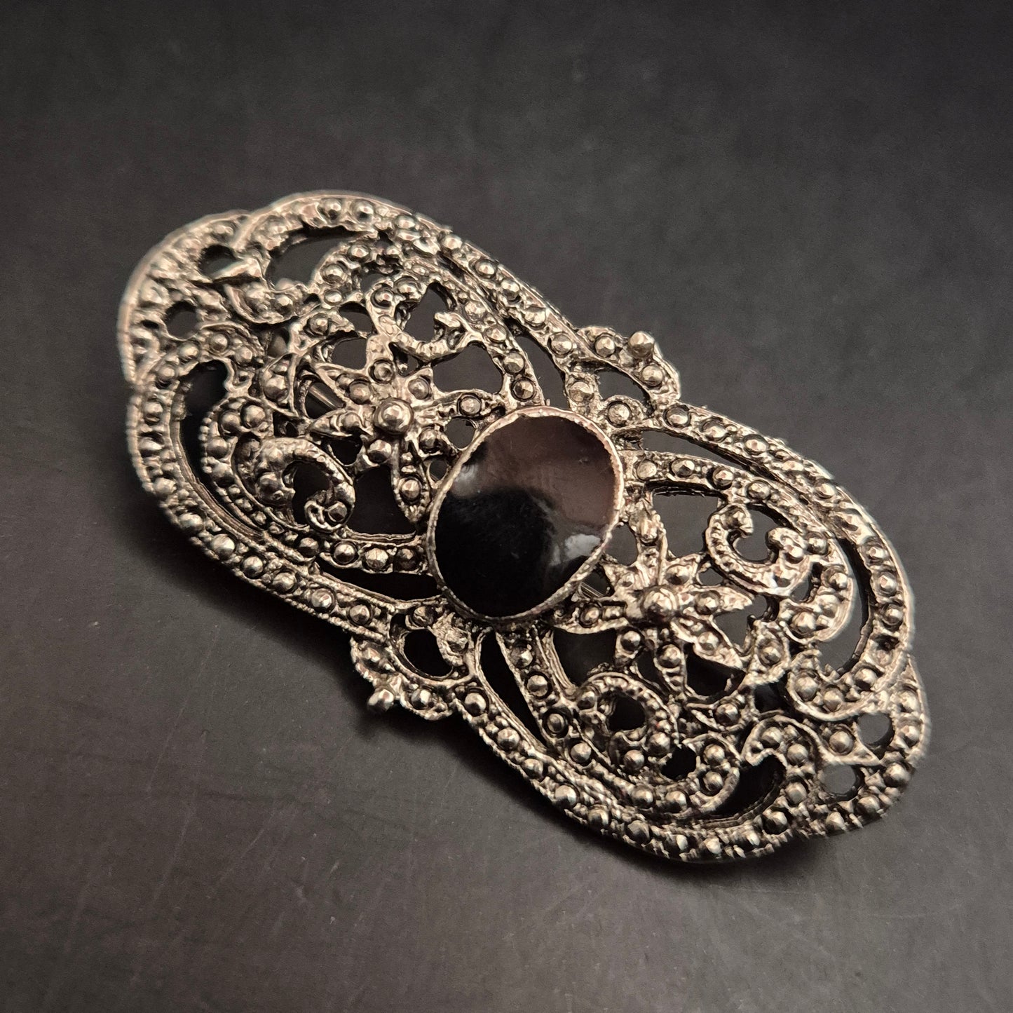 Verschnörkelte Vintage Brosche – Silberoptik mit schwarzem Stein