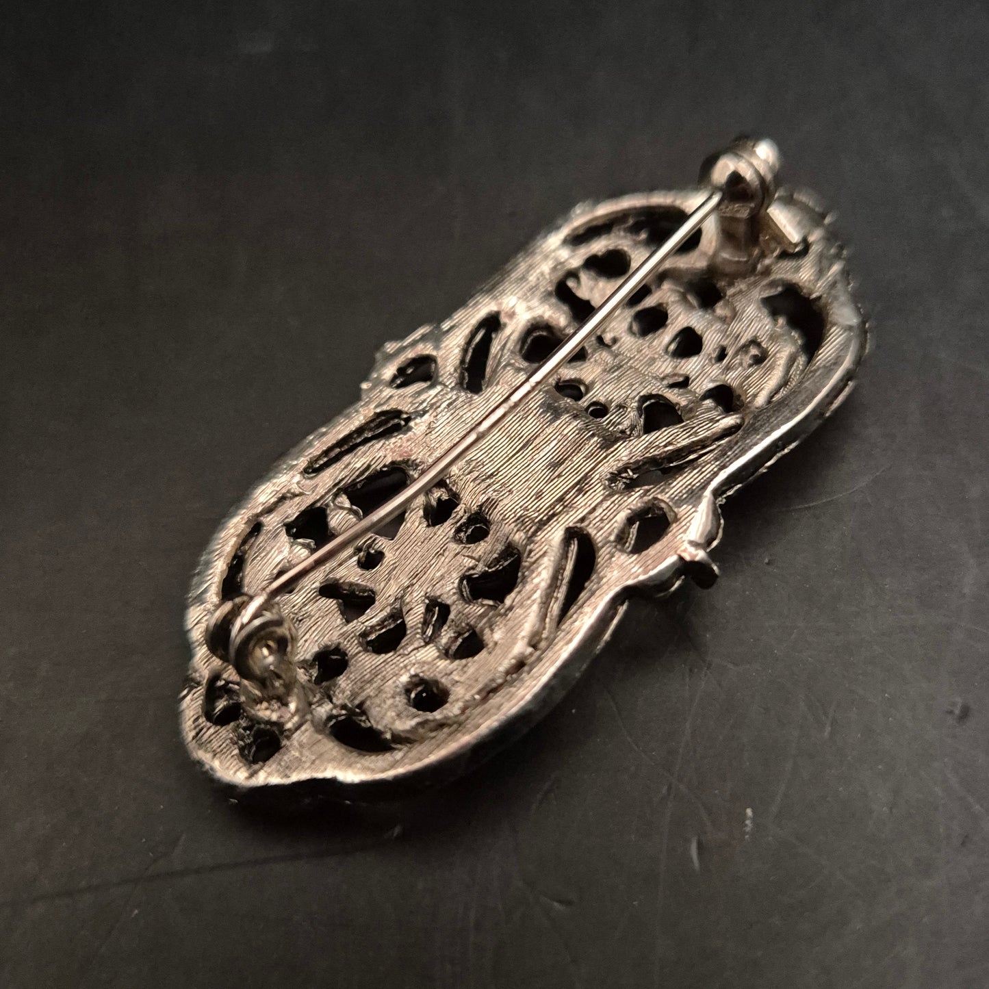 Verschnörkelte Vintage Brosche – Silberoptik mit schwarzem Stein