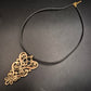 Schwarze Kette mit großem goldfarbenem Anhänger – Orientalisch inspiriert
