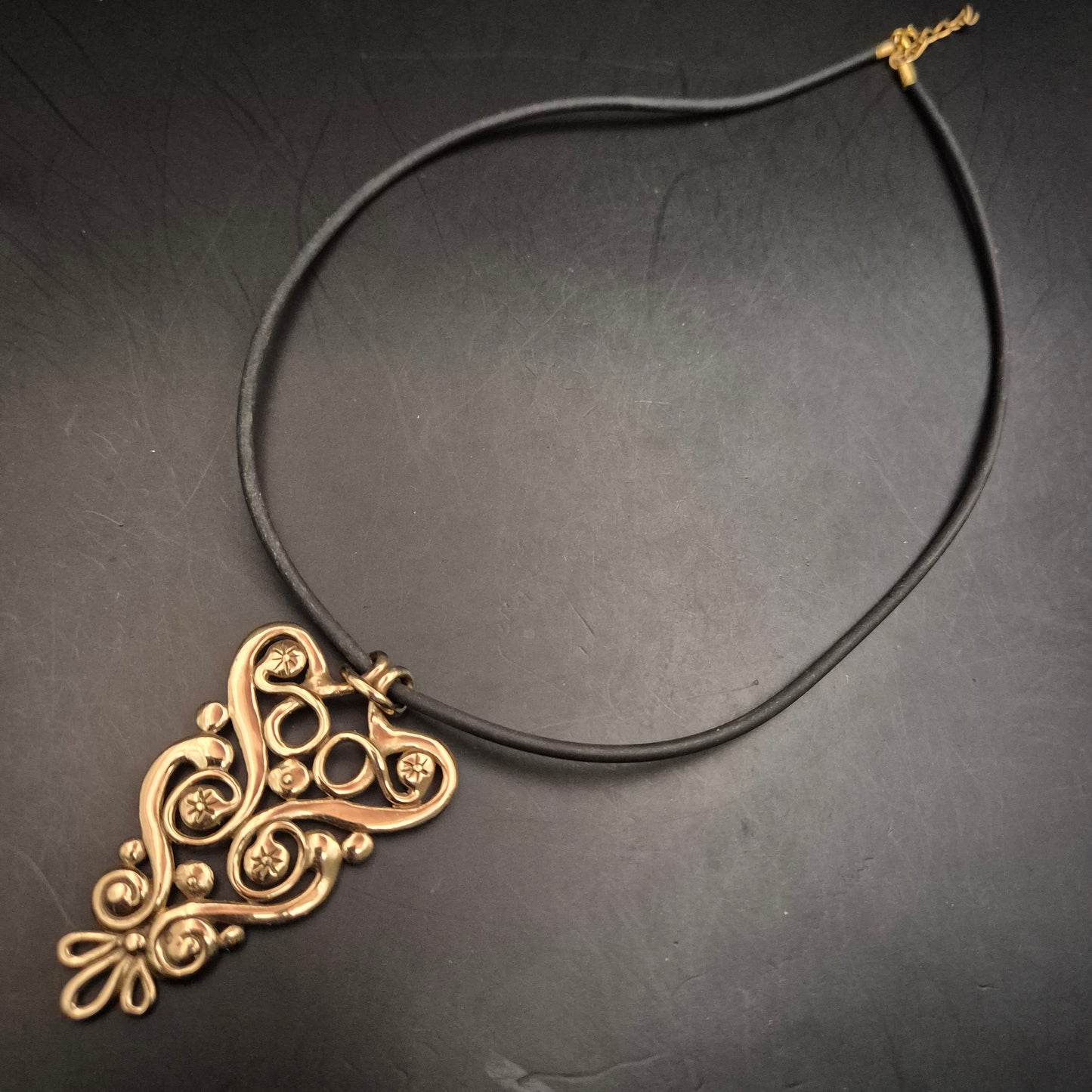 Schwarze Kette mit großem goldfarbenem Anhänger – Orientalisch inspiriert