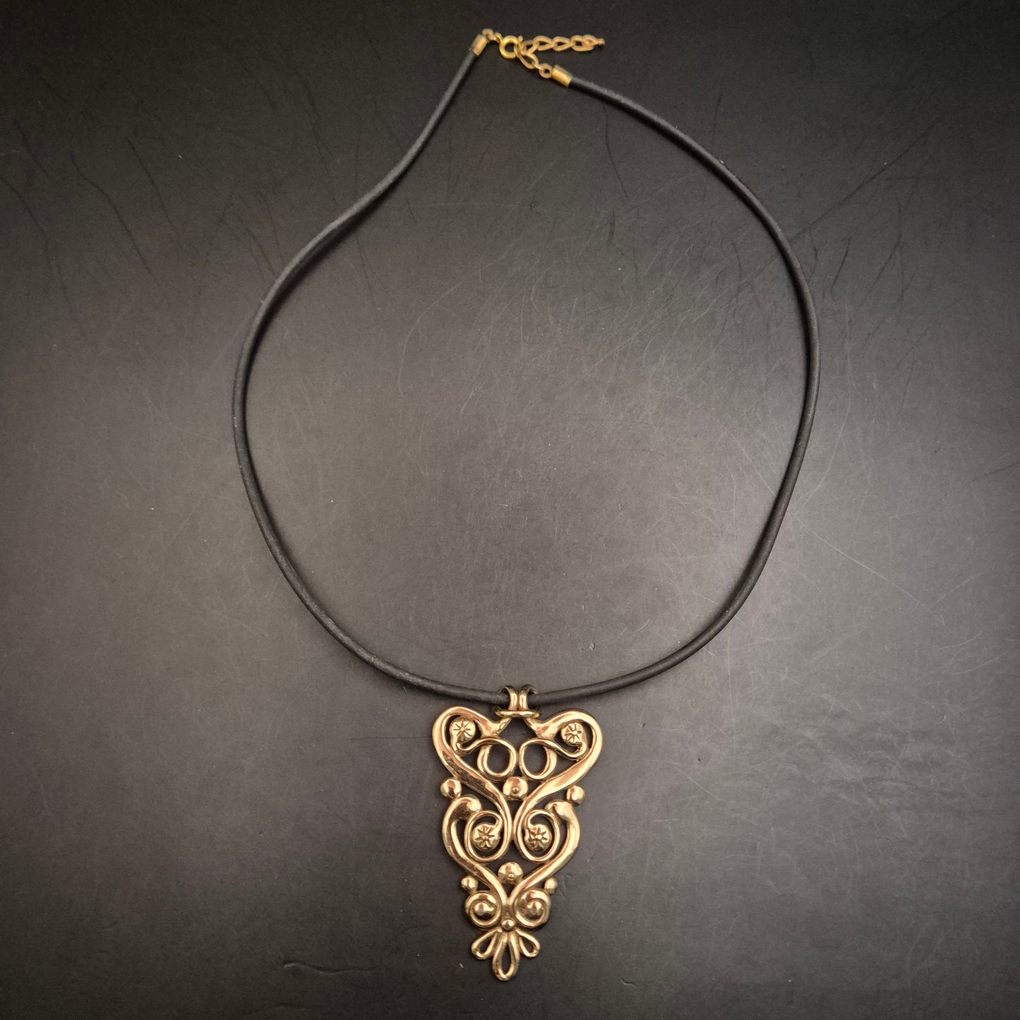 Schwarze Kette mit großem goldfarbenem Anhänger – Orientalisch inspiriert