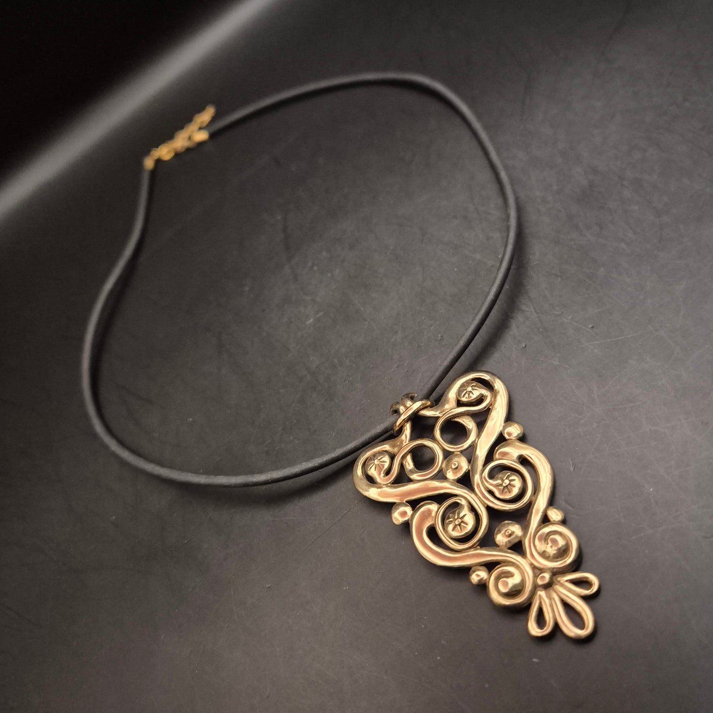 Schwarze Kette mit großem goldfarbenem Anhänger – Orientalisch inspiriert