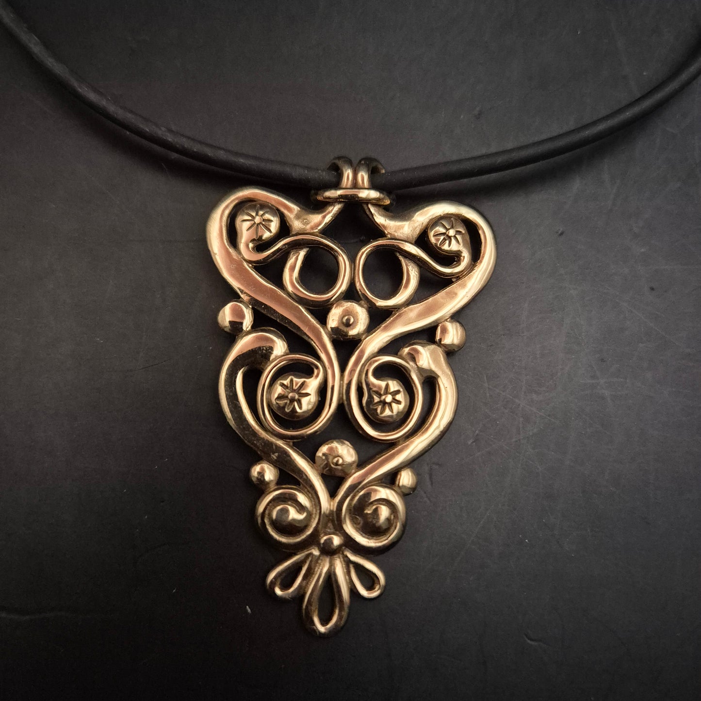 Schwarze Kette mit großem goldfarbenem Anhänger – Orientalisch inspiriert