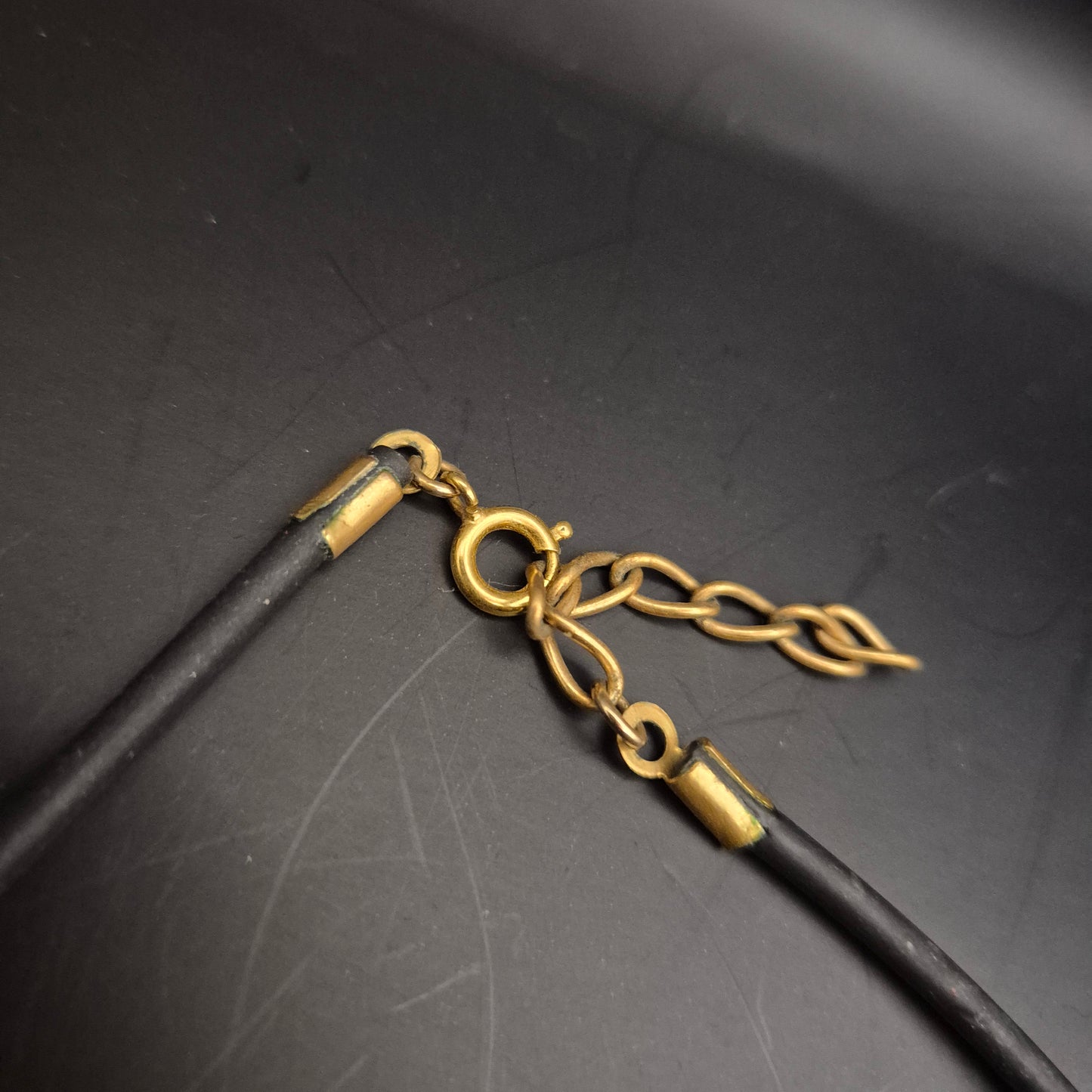 Schwarze Kette mit großem goldfarbenem Anhänger – Orientalisch inspiriert